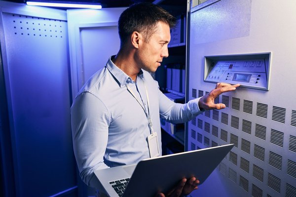 Quels sont les avantages des processeurs AMD Epyc pour les centres de données à haute densité ?